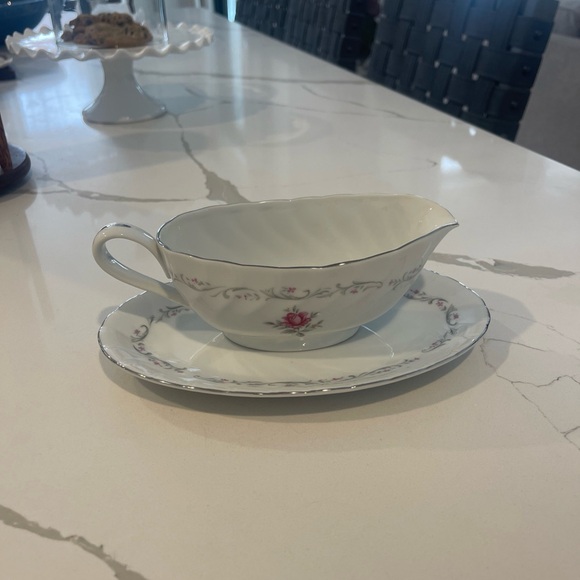 Charming Royal Swirlbowl with Pink and Silver Details and gravy boat with plate - Picture 2 of 6